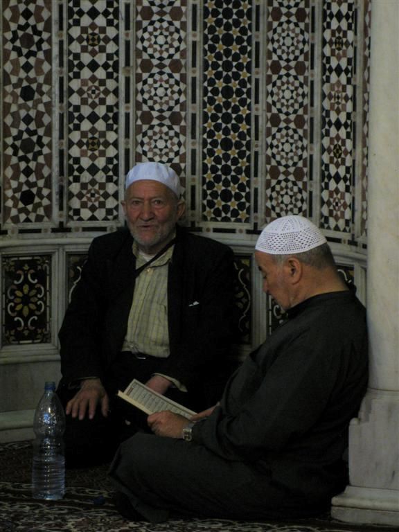 SYRIЁ - DAMASCUS - twee mannen in de Omaijadenmoskee lezen uit de koraan