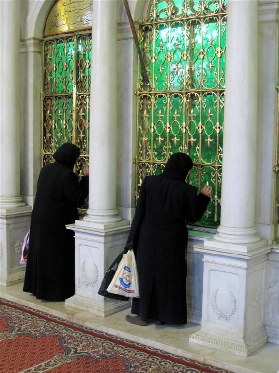 SYRIЁ - DAMASCUS - twee vrouwen bij tempel van Johannes de Doper in de Omaijadenmoskee
