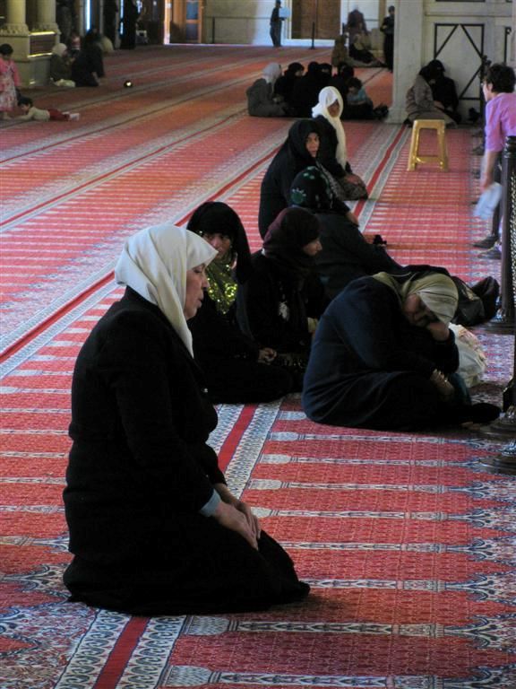SYRIЁ - DAMASCUS - vrouwen aan het bidden in de Omaijadenmoskee