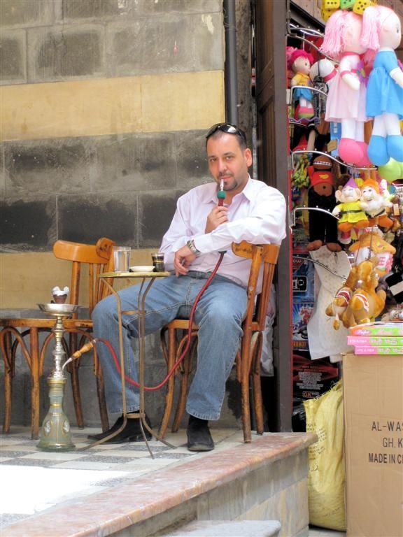 SYRIЁ - DAMASCUS - man aan het genieten van zijn waterpijp en koffie