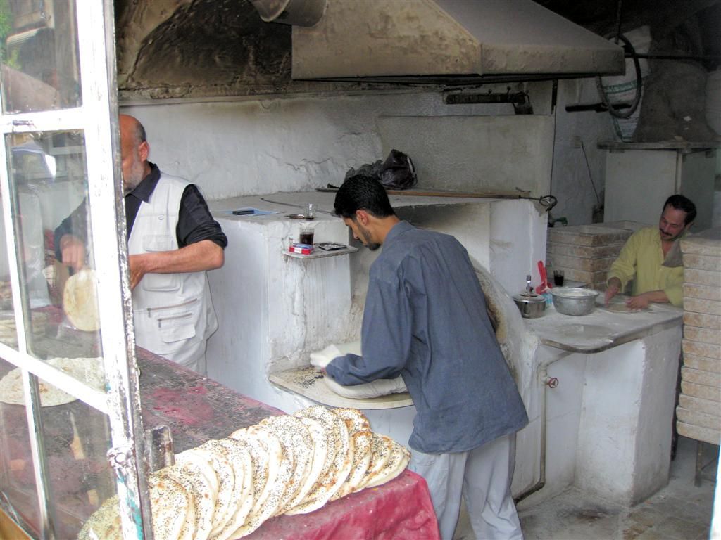 SYRIЁ - DAMASCUS - bakken van ronde broden