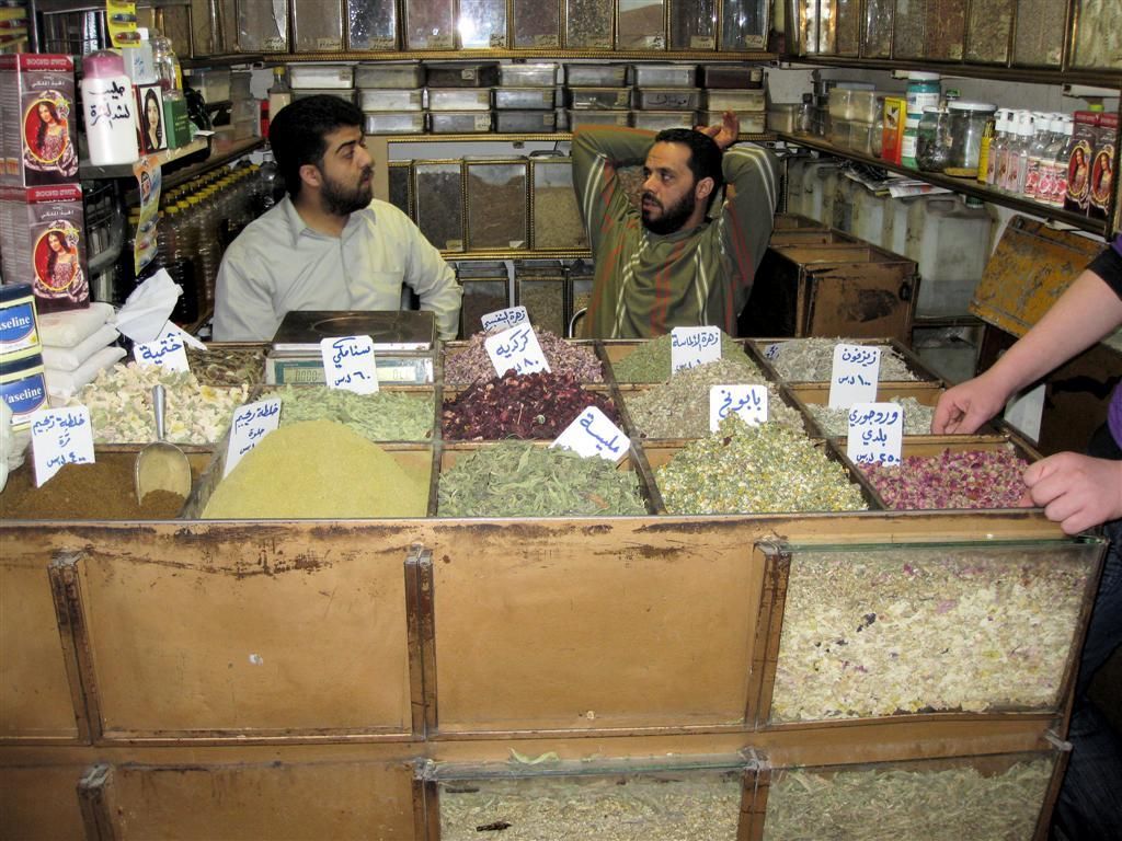 SYRIЁ - DAMASCUS - diverse kruiden en specerijen in souk