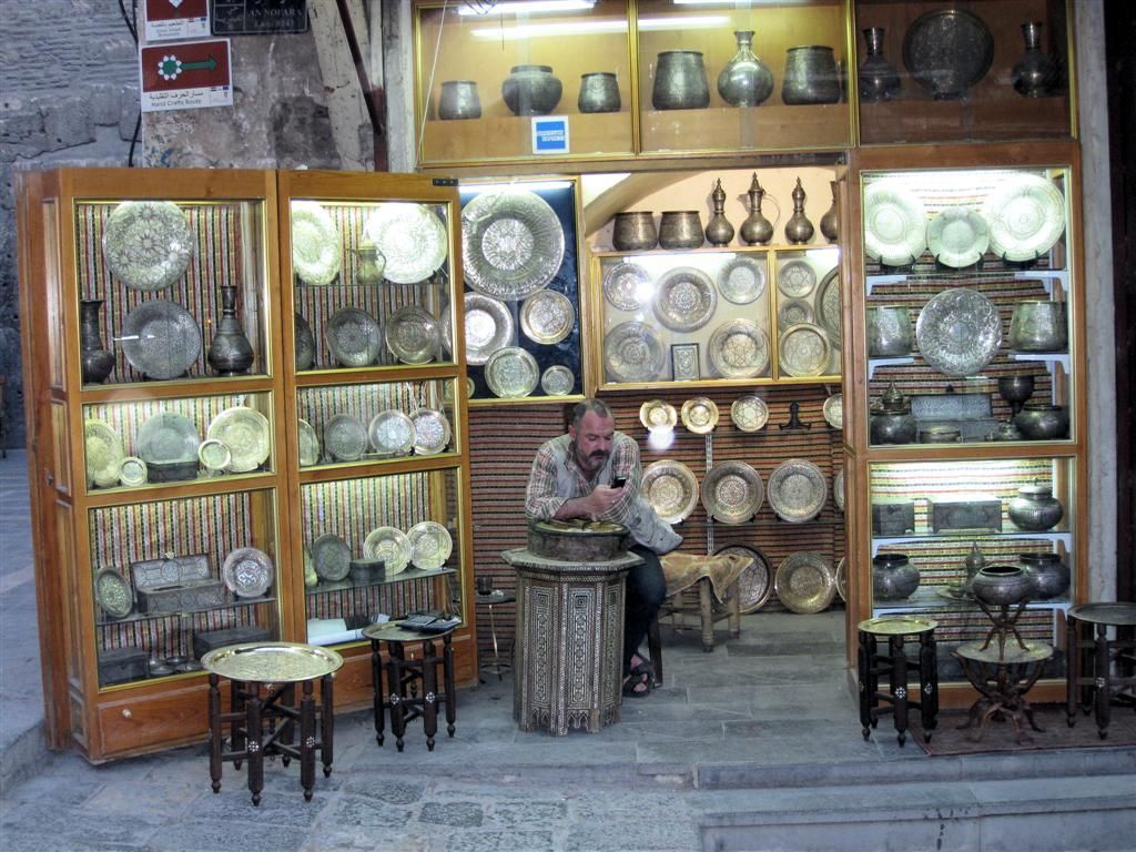SYRIЁ - DAMASCUS - winkel met koperen schalen en potten