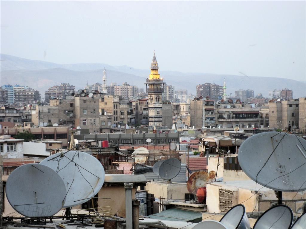 SYRIЁ - DAMASCUS - uitzicht over Damascus vanaf dakterras restaurant Leila