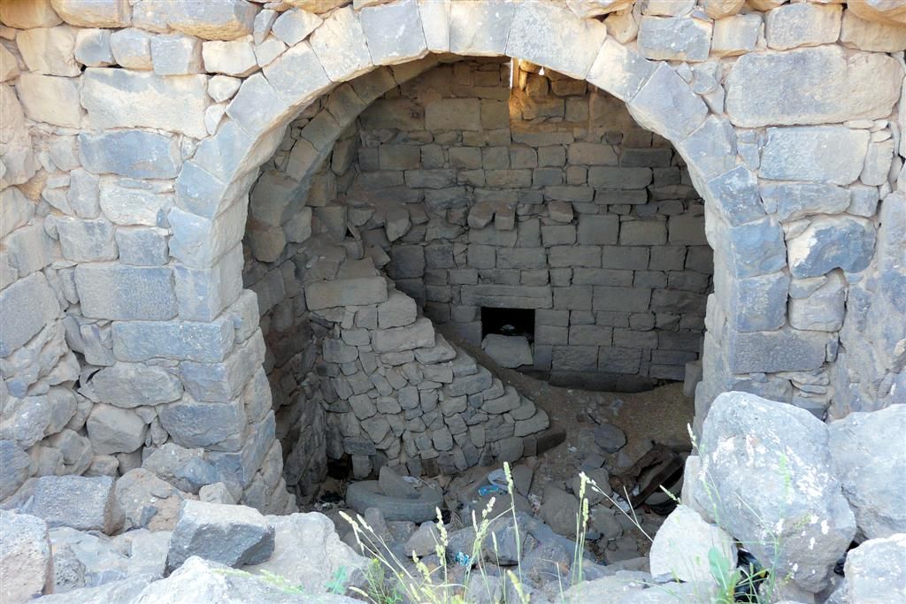 SYRIЁ - BOSRA - oude ingang van romeins gebouw