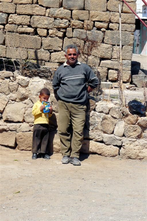 SYRIЁ - BOSRA - vader en zoon uit dorp