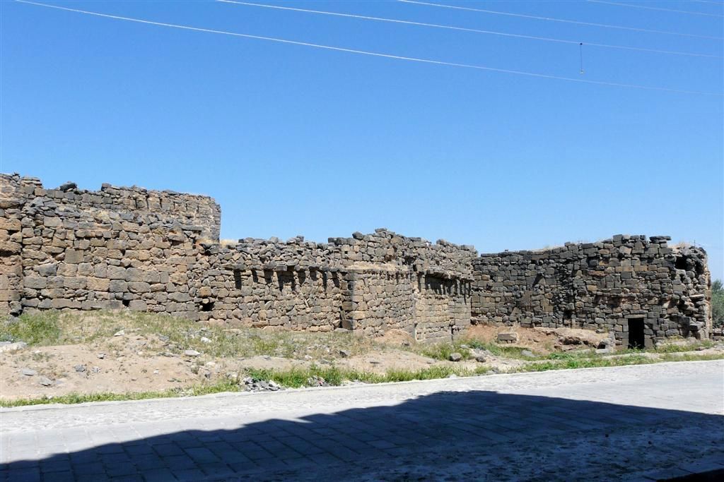 SYRIЁ - BOSRA - oude muren tegenover klooster van Bahira