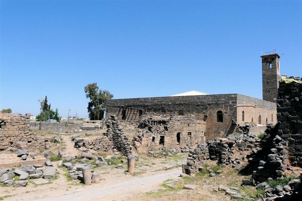 SYRIЁ - BOSRA - moskee temidden van romeinse overblijfselen