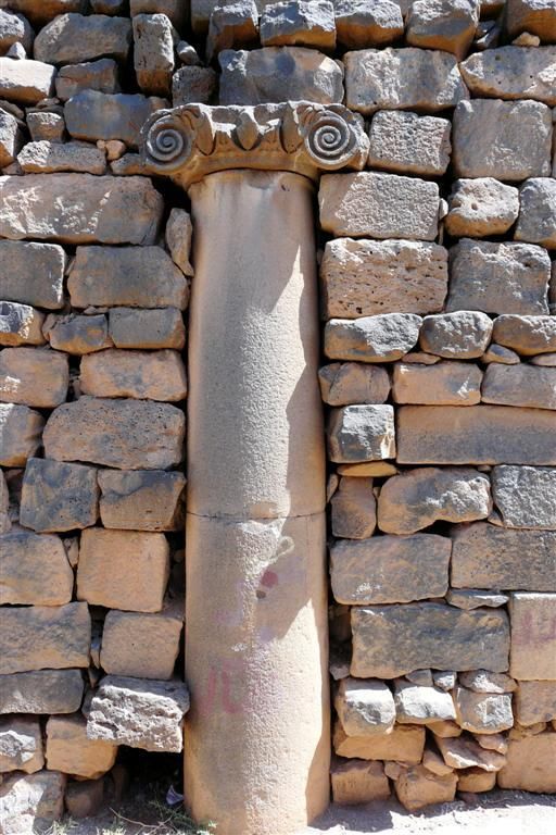 SYRIЁ - BOSRA - romeinse zuil omringd door muur