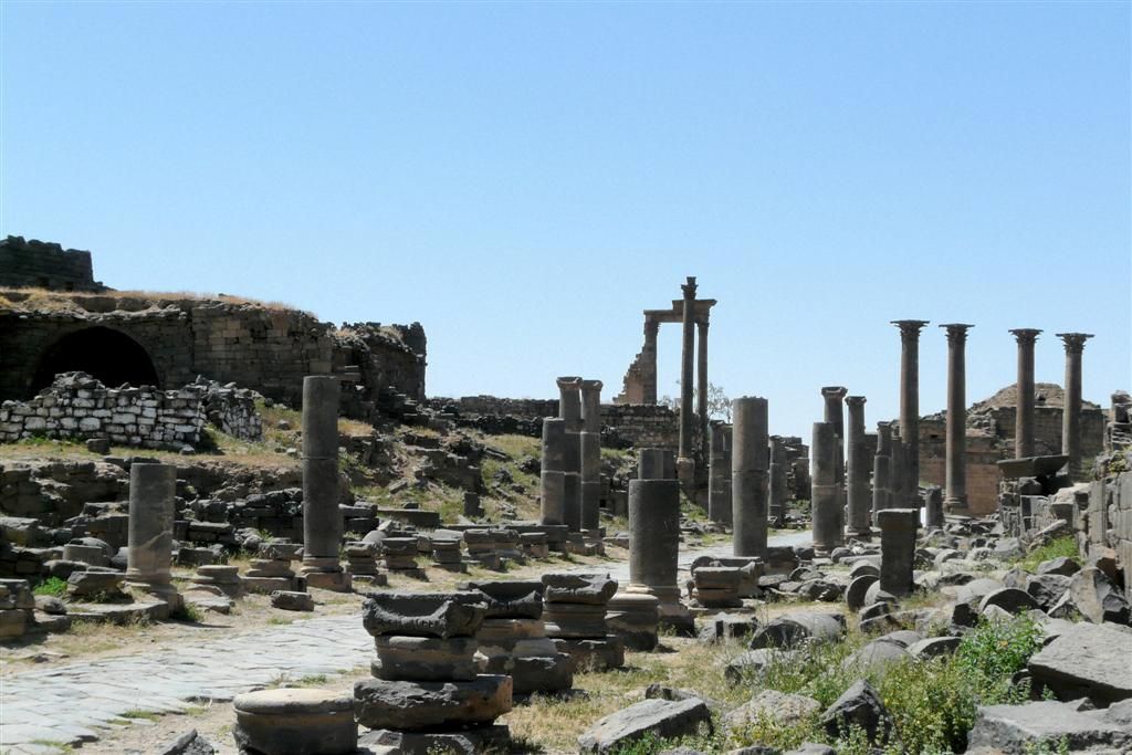 SYRIЁ - BOSRA - romeinse zuilenstraat