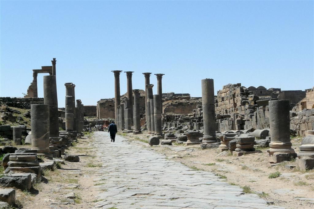 SYRIЁ - BOSRA - romeinse zuilenstraat