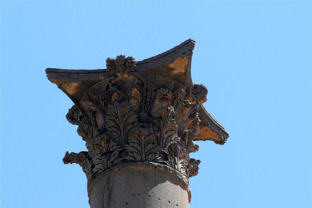 SYRIЁ - BOSRA - versiering bovenkant romeinse zuil