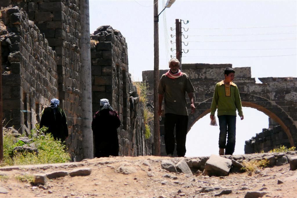 SYRIЁ - BOSRA - oude romeinse overblijfselen met hedendaagse bevolking