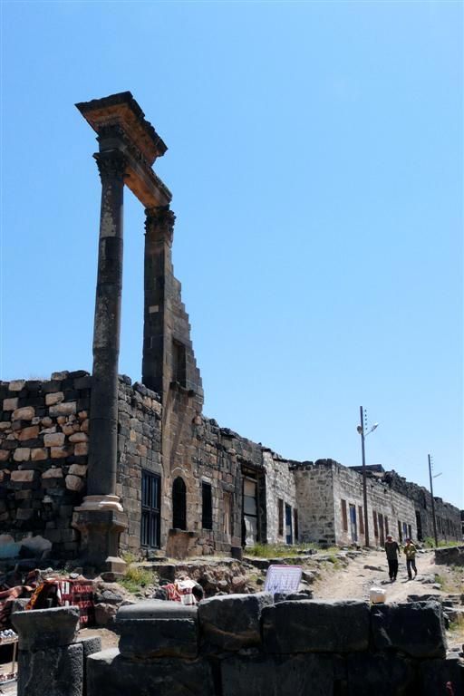 SYRIЁ - BOSRA - oud romeins overblijfsel geintegreerd met hedendaagse huis