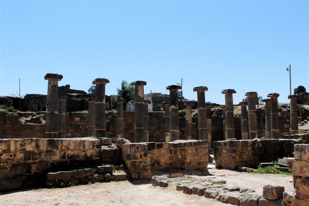 SYRIЁ - BOSRA - oude muren en zuilen