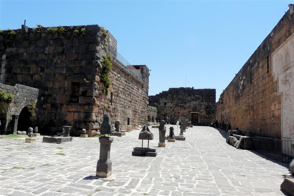 SYRIЁ - BOSRA - beelden in Nabatees fort