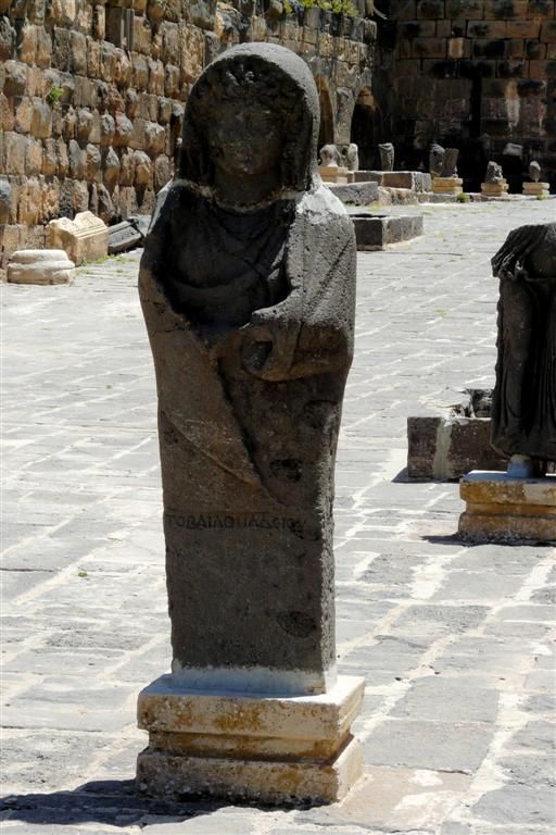 SYRIЁ - BOSRA - beeld in Nabatees fort