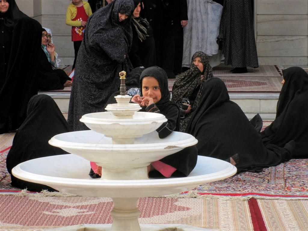 SYRIЁ - DAMASCUS - kind in fontein op binnenplein van Shiïtisch Roukiyyah moskee