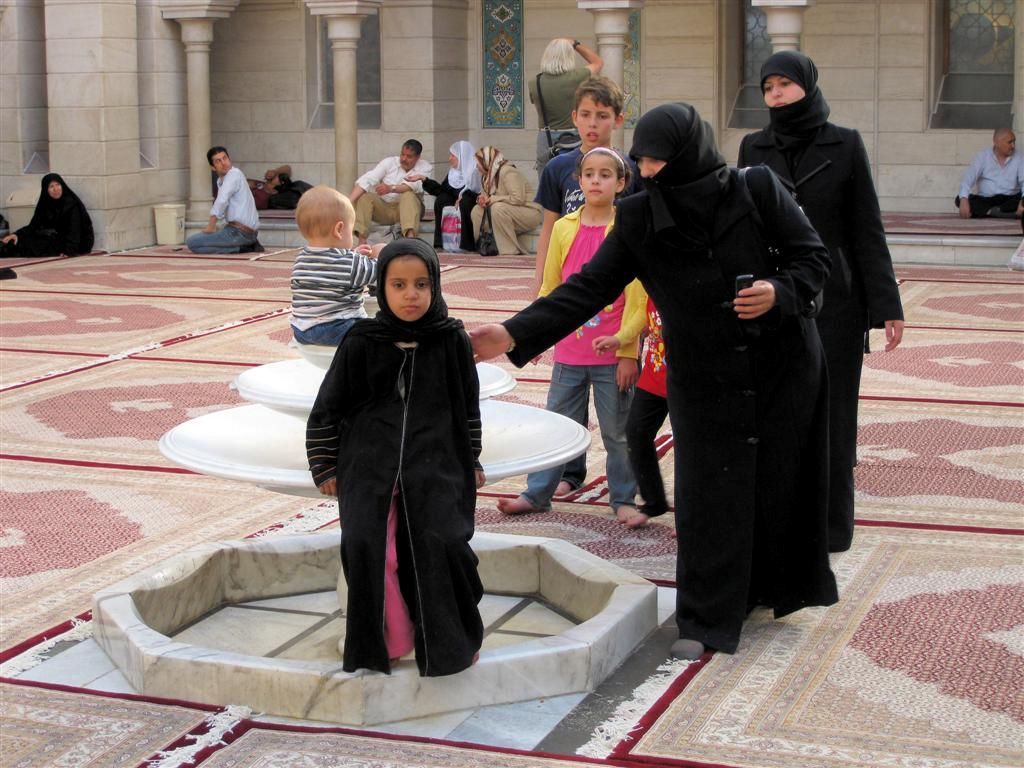 SYRIЁ - DAMASCUS - moeder stuurt kind weg om andere een foto te laten maken bij de fontein