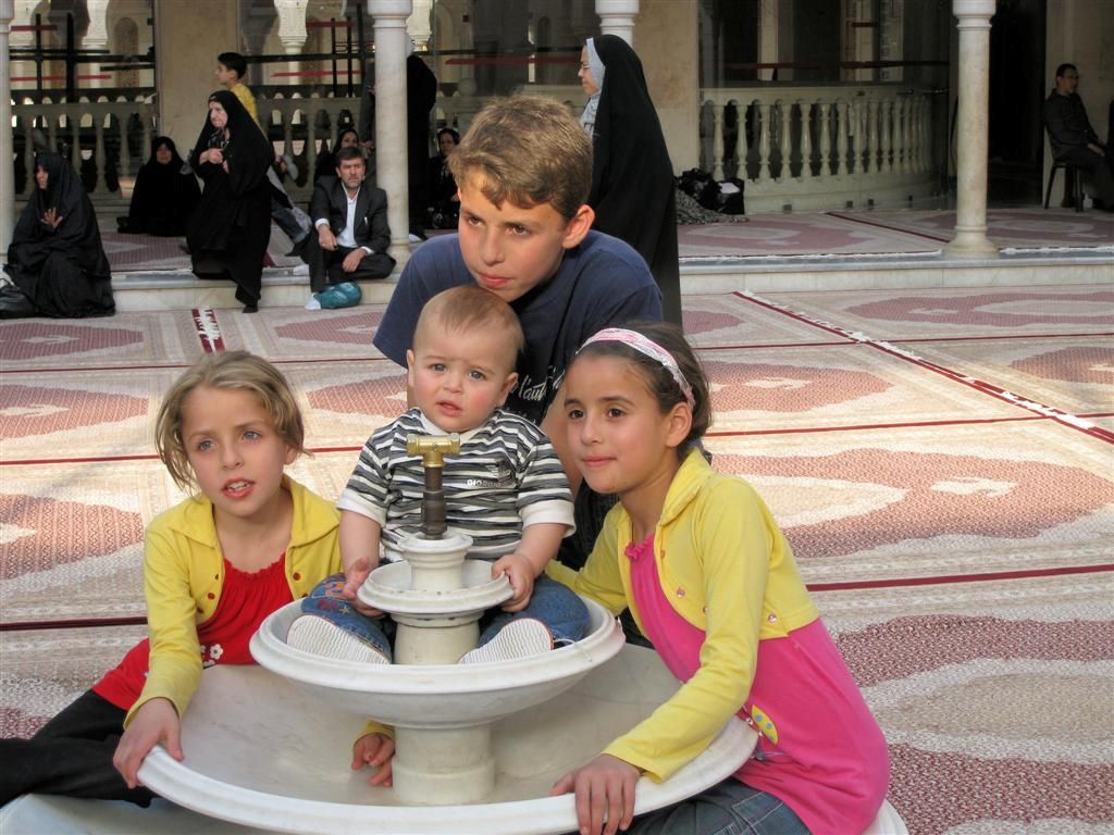 SYRIЁ - DAMASCUS - kinderen op de foto bij fontein van Shiïtisch Roukiyyah moskee