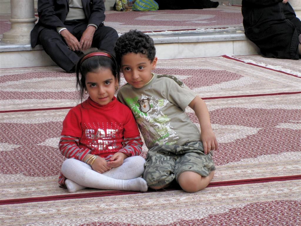 SYRIЁ - DAMASCUS - kinderen bij de Shiïtisch Roukiyyah moskee