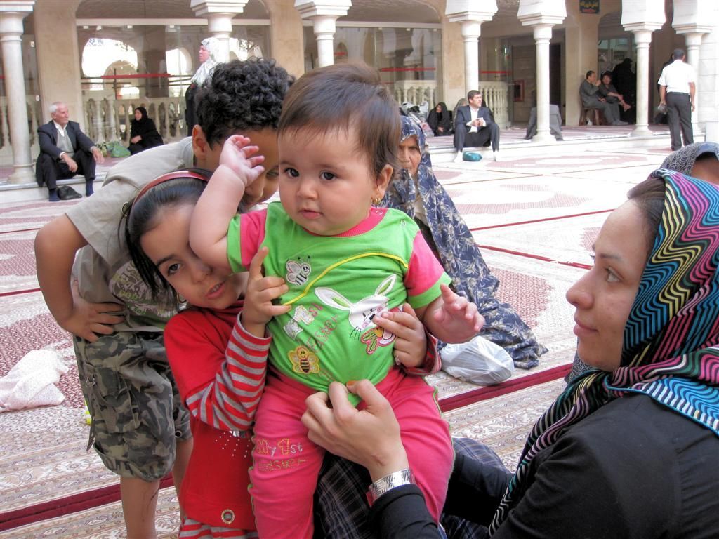 SYRIЁ - DAMASCUS - kinderen bij de Shiïtisch Roukiyyah moskee