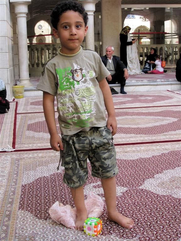 SYRIЁ - DAMASCUS - jongen bij de Shiïtisch Roukiyyah moskee