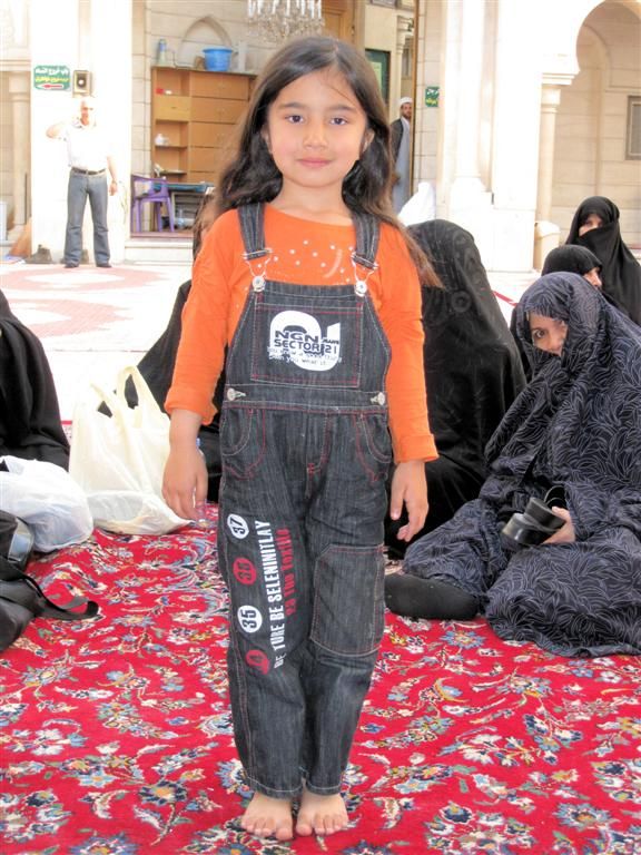 SYRIЁ - DAMASCUS - meisje bij de Shiïtisch Roukiyyah moskee