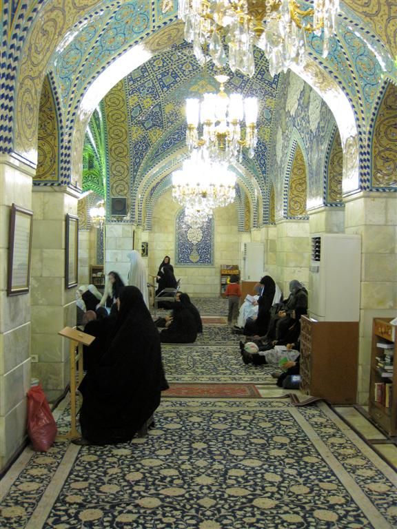 SYRIЁ - DAMASCUS - gang in de Shiïtisch Roukiyyah moskee