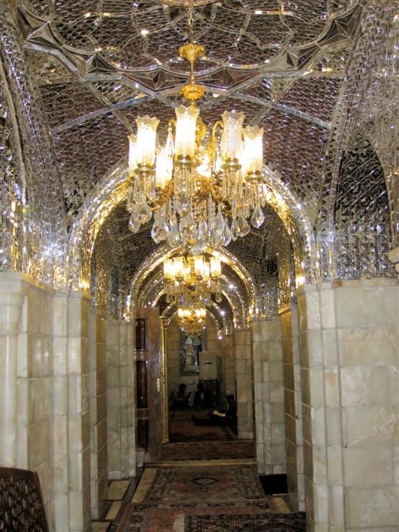 SYRIЁ - DAMASCUS - gang met verlichting in de Shiïtisch Roukiyyah moskee
