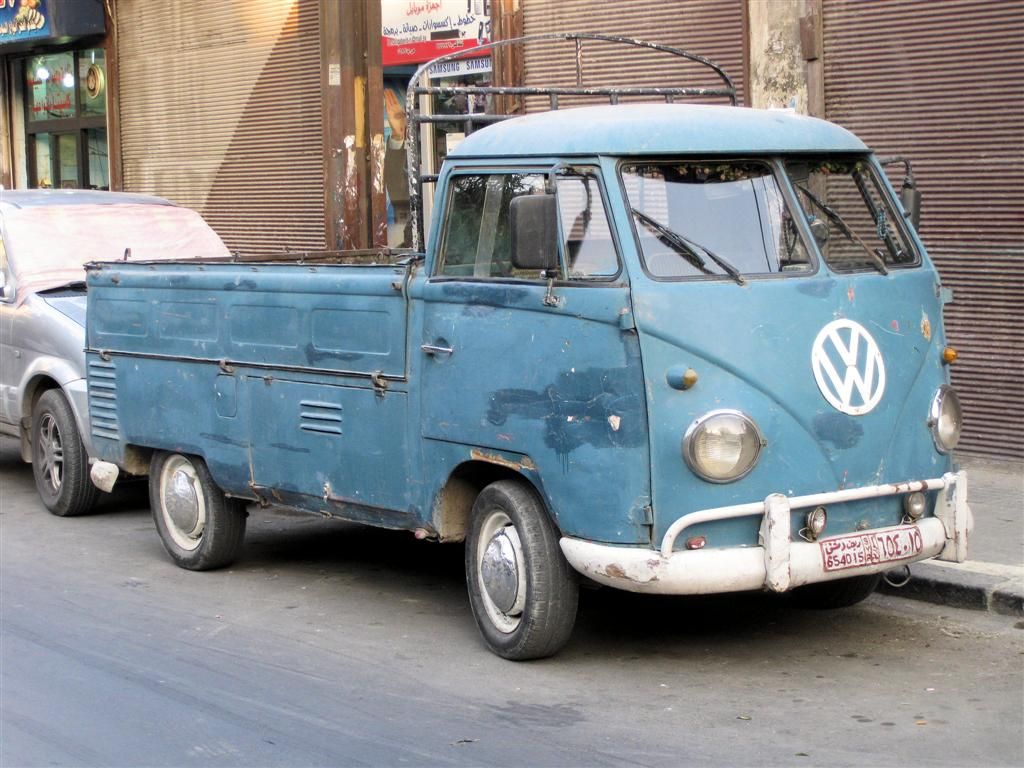 SYRIЁ - DAMASCUS - oude Volkswagen bus