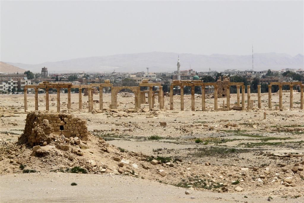 SYRIЁ - PALMYRA - op voorgrond oude romeinse stad en op achtergrond huidge stad