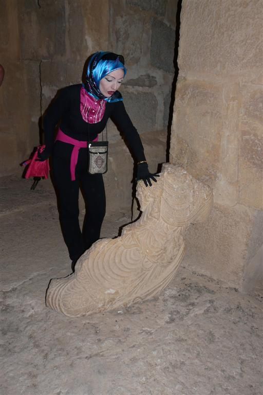 SYRIЁ - PALMYRA - Italiaanse gids bij beeld in graftoren van Elabel