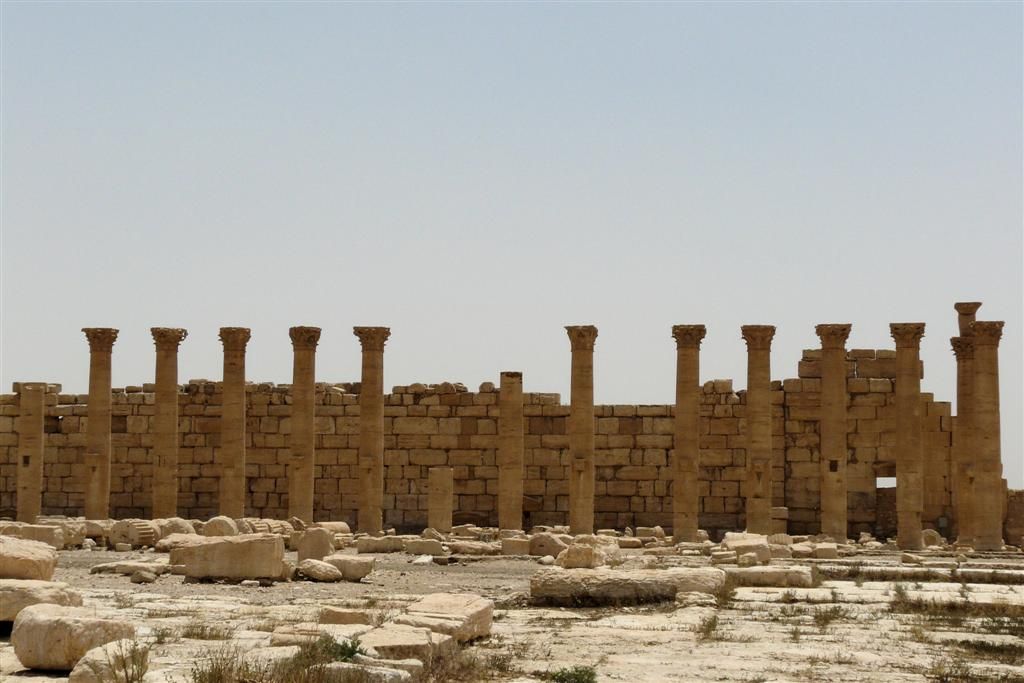 SYRIЁ - PALMYRA - stadsmuur en zuilen bij tempel van Bel
