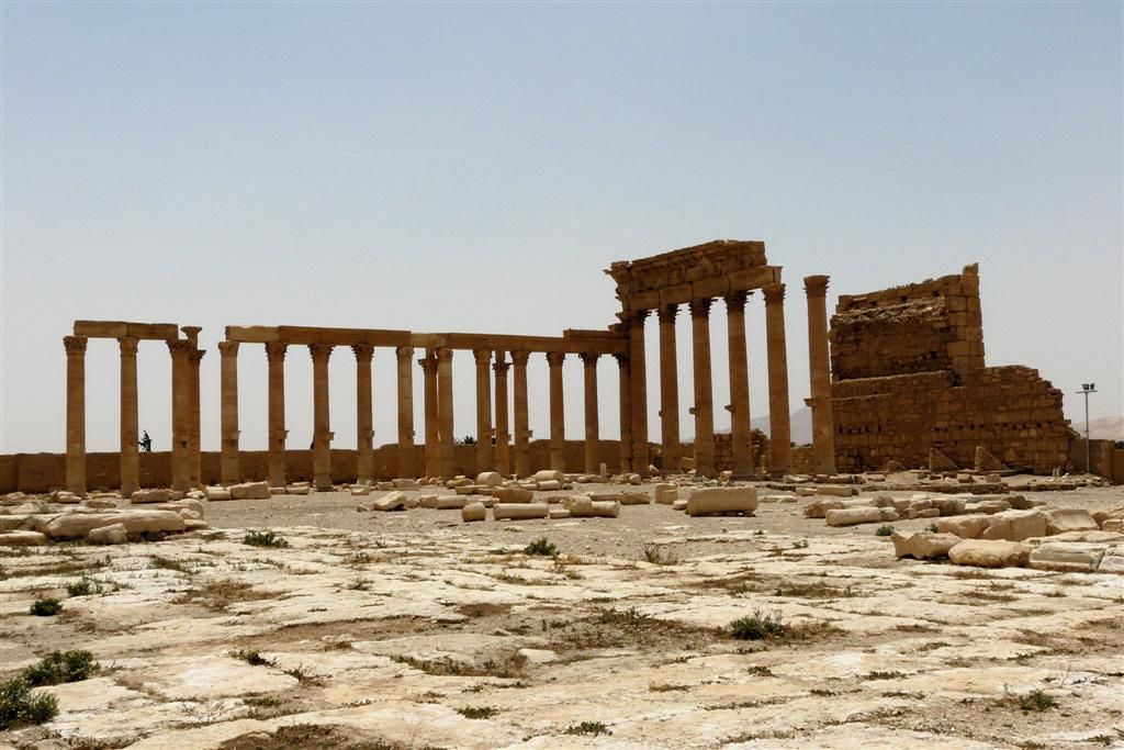 SYRIЁ - PALMYRA - stadsmuur en zuilen bij tempel van Bel