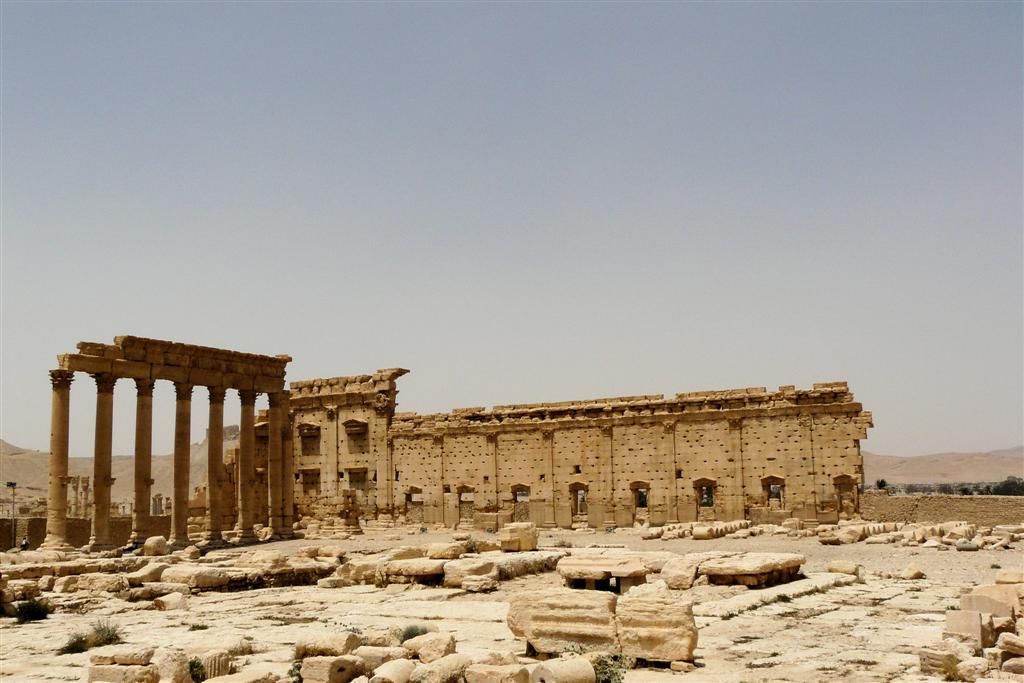 SYRIЁ - PALMYRA - stadsmuur en zuilen bij tempel van Bel