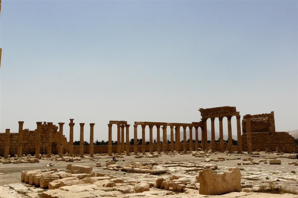 SYRIЁ - PALMYRA - stadsmuur en zuilen bij tempel van Bel