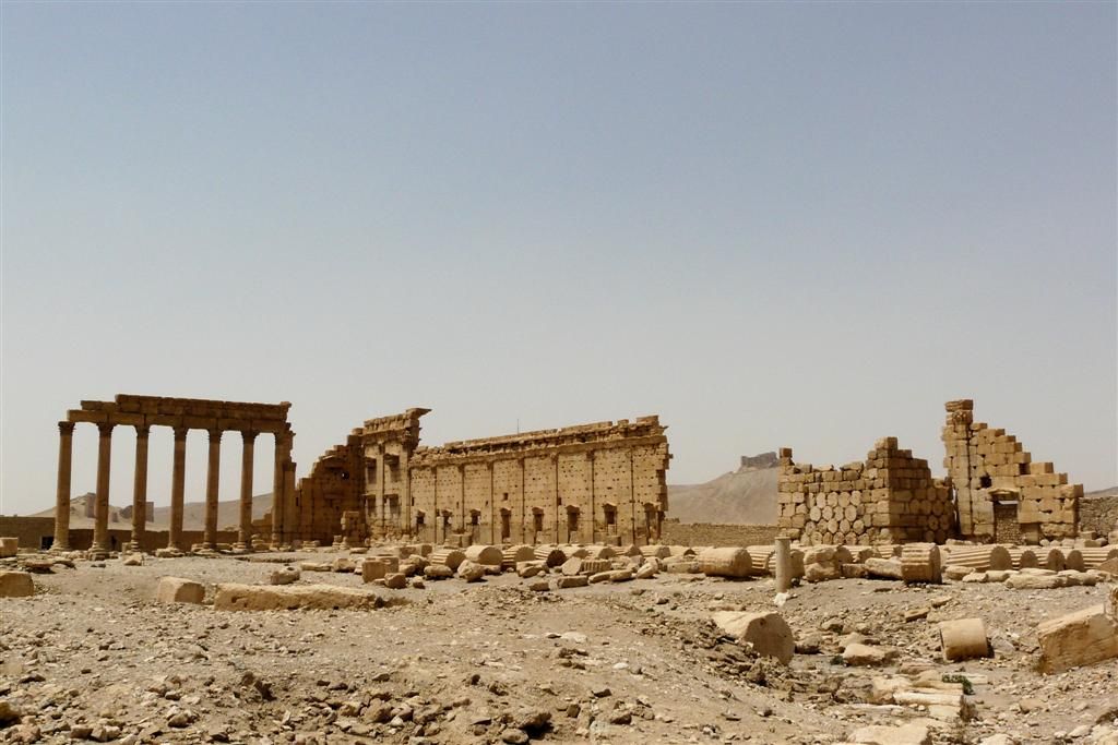 SYRIЁ - PALMYRA - zuilen en stadsmuur bij tempel van Bel