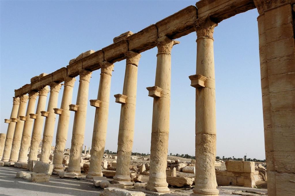SYRIЁ - PALMYRA - romeinse zuilen met versiering