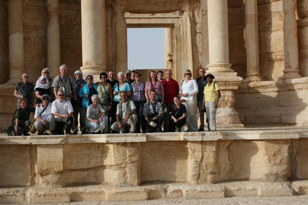 SYRIЁ - PALMYRA - groepsfoto bij romeins theater