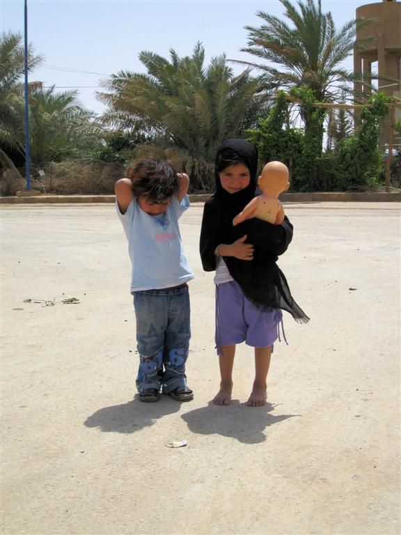 SYRIЁ - MARI - kinderen verwelkomen ons