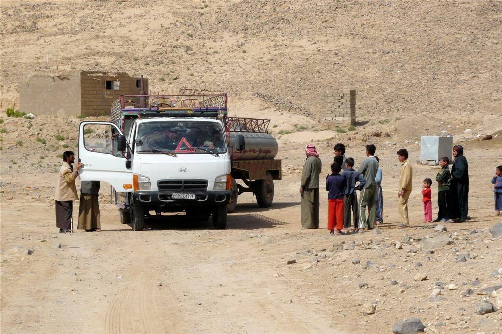 SYRIЁ - HALLABIYEH - de laadbak van de vrachtwagen wordt ook voor personenvervoer gebruikt
