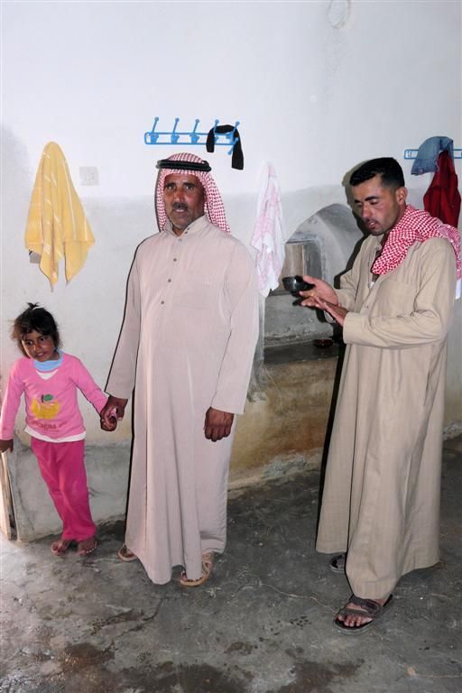 SYRIЁ - RASAFAH - de bewoners van een behive achtige woning