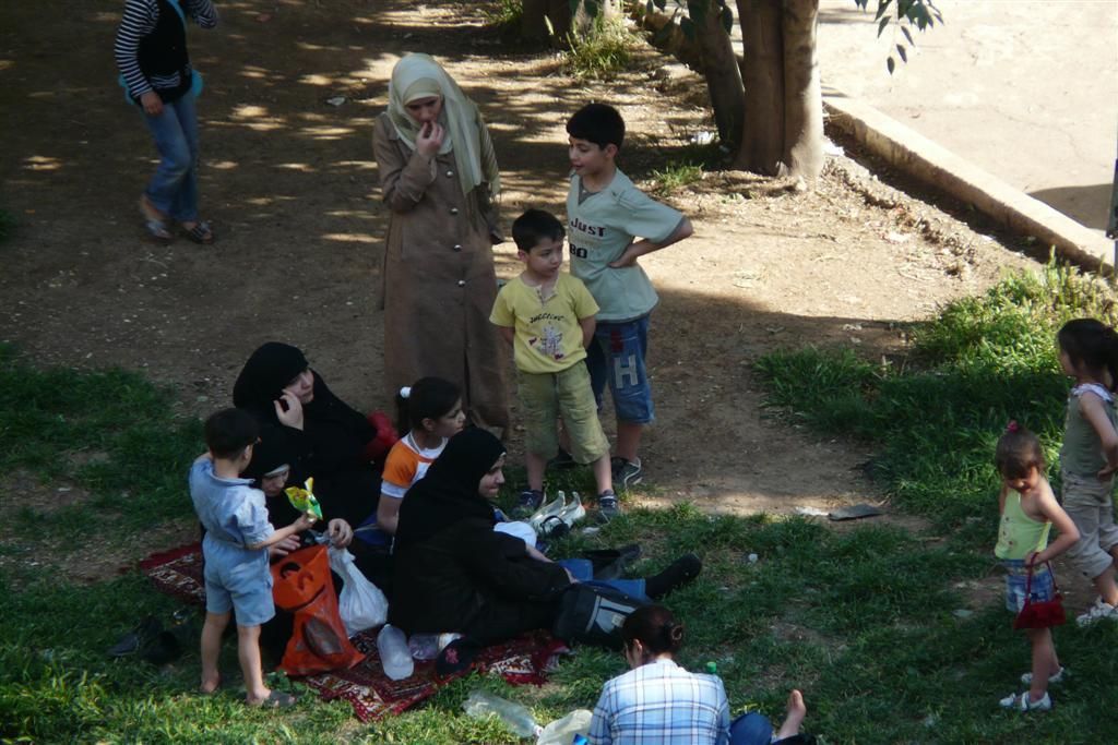 SYRIЁ - ALEPPO - diverse gezinnen in het stadspark