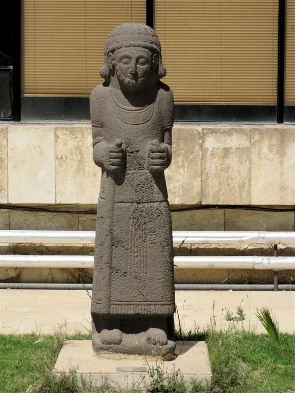 SYRIЁ - ALEPPO - beeld bij museum