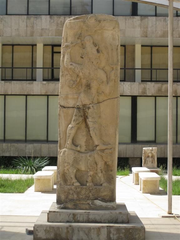 SYRIЁ - ALEPPO - beeld bij museum