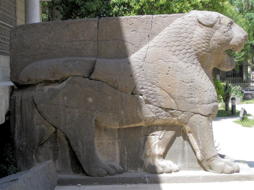 SYRIЁ - ALEPPO - beeld bij museum