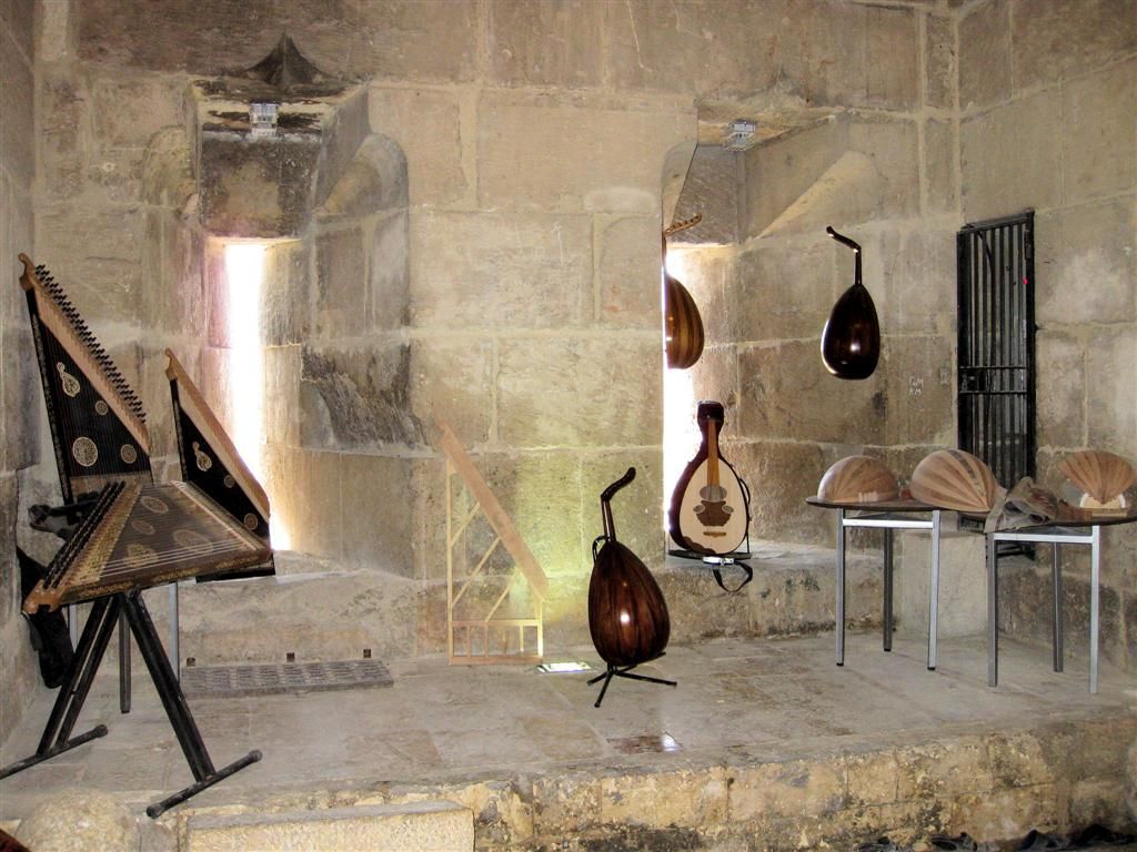SYRIЁ - ALEPPO - muziekinstrumenten bij de citadel