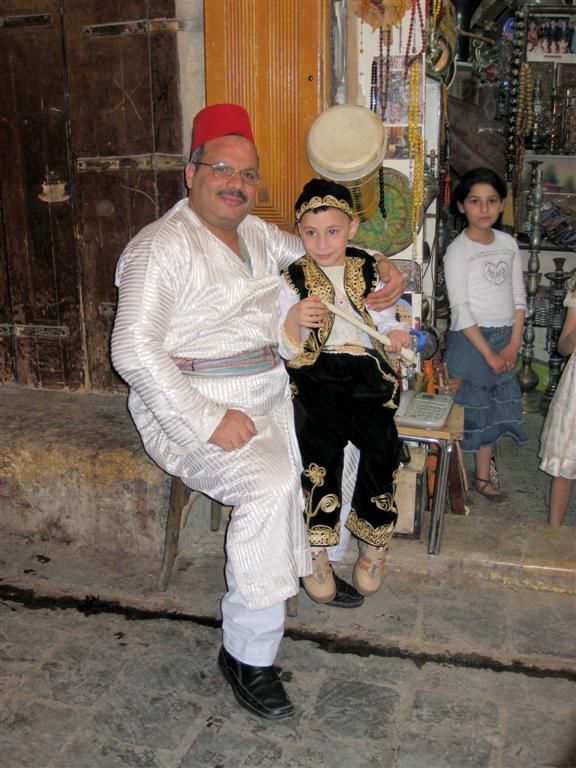 SYRIЁ - ALEPPO - trotse vader met zoon voor zijn kraam
