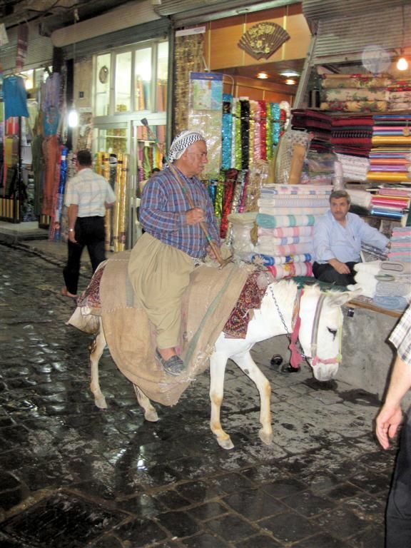 SYRIЁ - ALEPPO - man op ezel door de souq